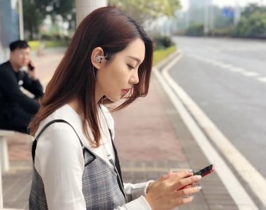 手机不赚钱算交个朋友:魅蓝也玩套路推透明耳