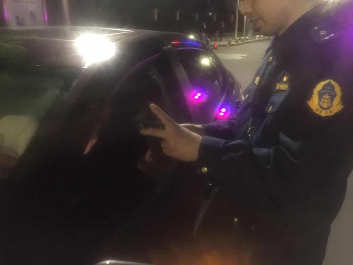 直播丨突击检查 猜猜今晚要扣几辆非法网约车