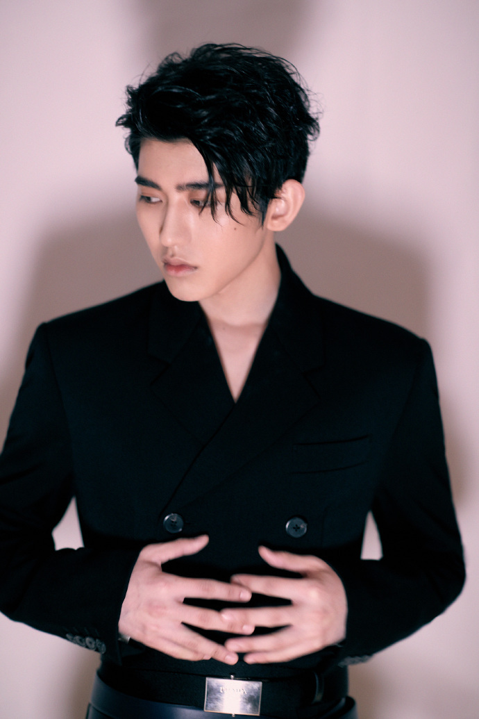 蔡小室晒Boss时装秀帅照 低调内敛的贵公子既