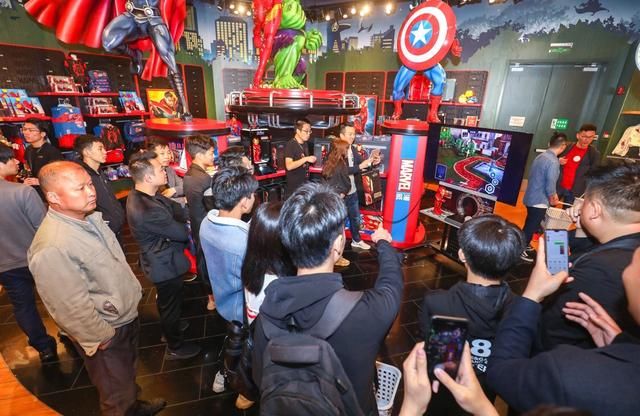 《复联4》一个响指带火的钢铁侠机器人,风靡法