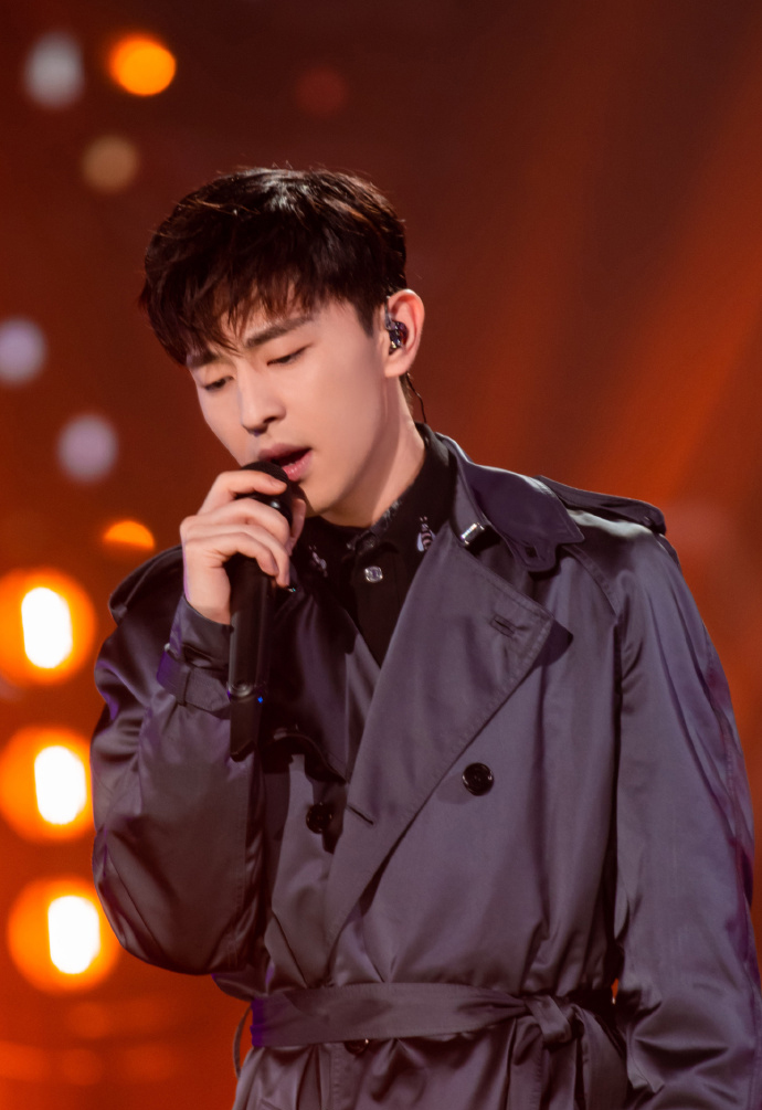 明星跨年造型盘点 鹿晗、张艺兴、三小只都穿