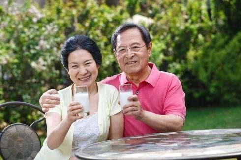 送了婆婆两罐过期的老人奶粉，她回到村里直夸我很孝顺，我愣住了