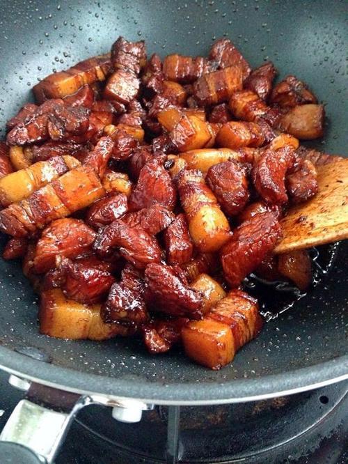 做红烧肉的糖色怎么熬 t012355cab85343d7f8.jpg