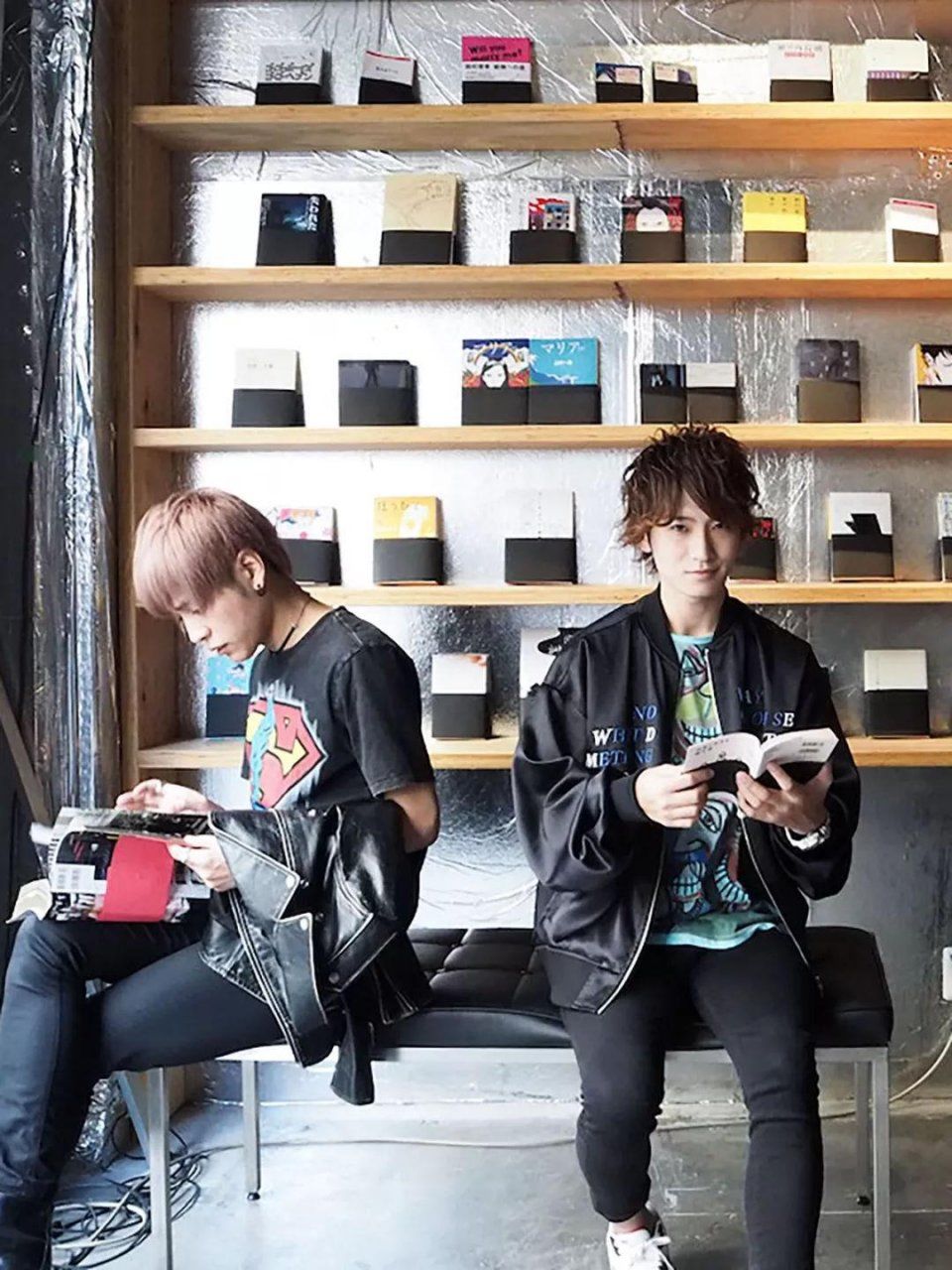 全球首家红灯区书店,老板和店员都是牛郎,只卖