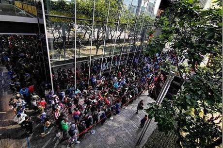 禁不住!台媒惊讶:民众排队买华为,比买苹果还壮