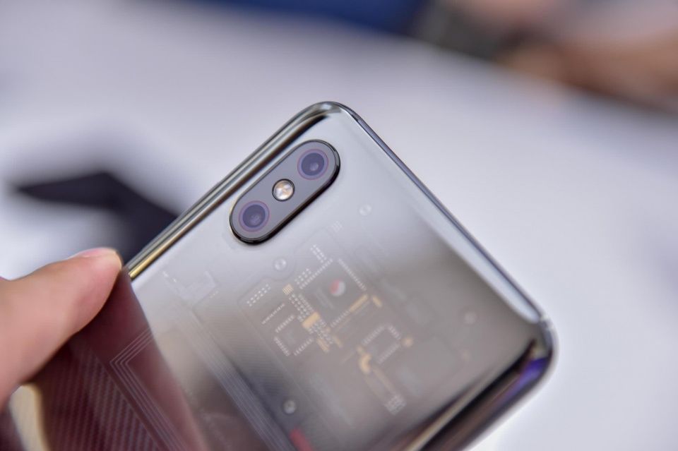 小米8图赏体验:撞脸iPhone X 透明外壳美翻了