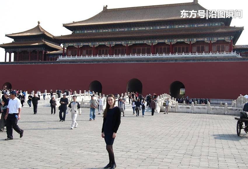 环游北京故宫，场面繁华热闹，俄罗斯女孩现身宫内