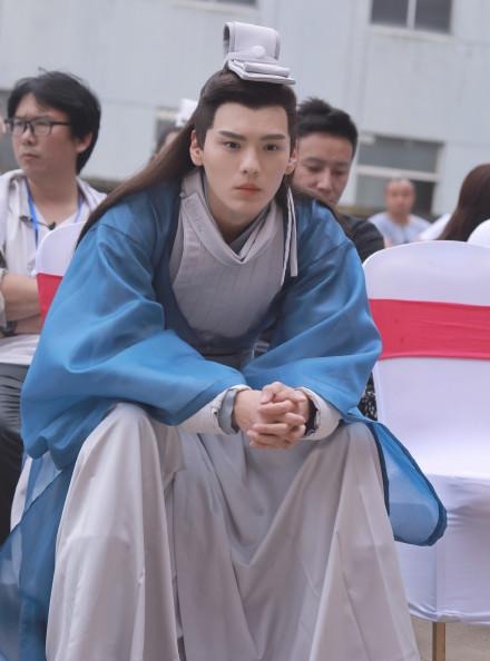 《云上学堂》开机，鞠婧祎宛若神仙公子