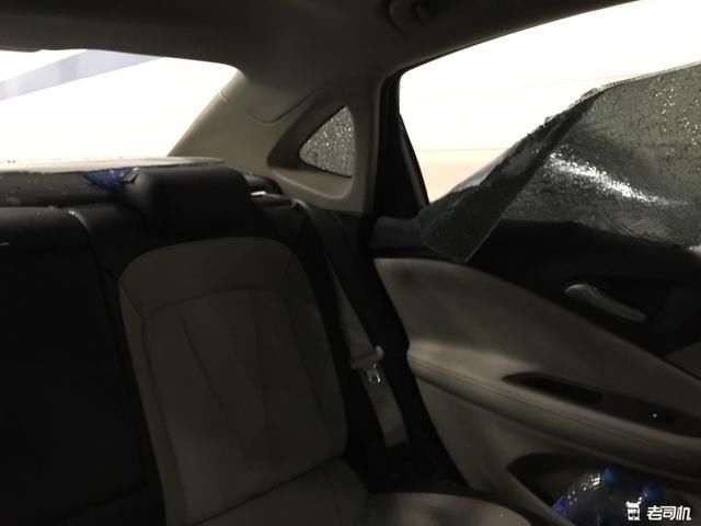 万般无奈:一千公里新车被墙砸了个底掉,还能说