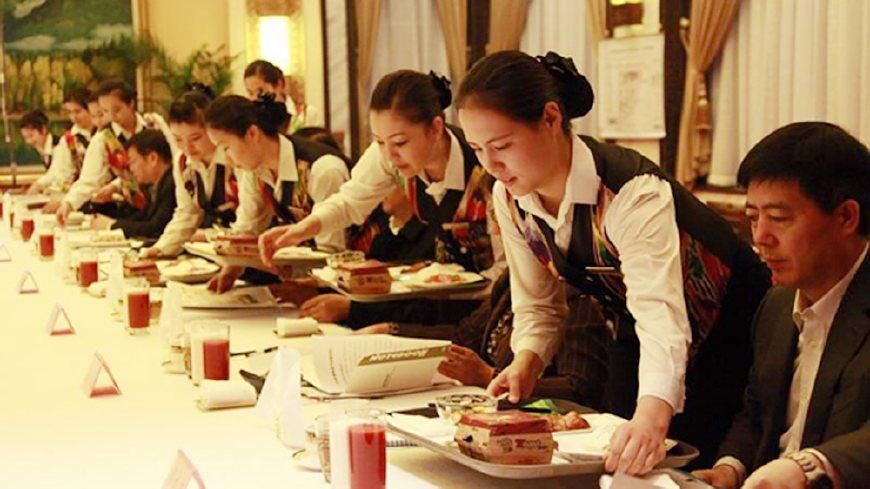 除夕年夜饭有人准时有人误点，致敬餐饮行业工作者