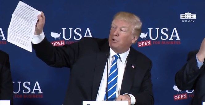 特朗普扔掉演讲稿画面