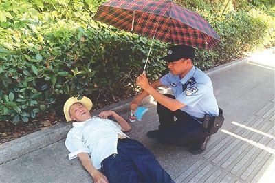 医生抢救8人晕倒_晕倒急救