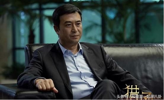 47岁张嘉译坐飞机被偶遇，网友:真人和照片上差距也太大了!_【今日爆点】