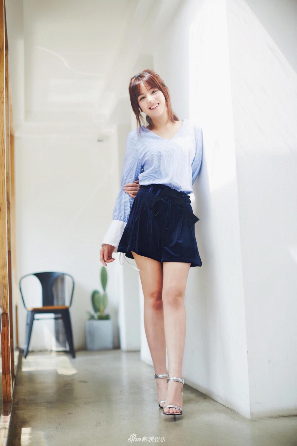 组图:冼色丽发布甜美写真 重心转内地影视全面开花_【今日爆点】