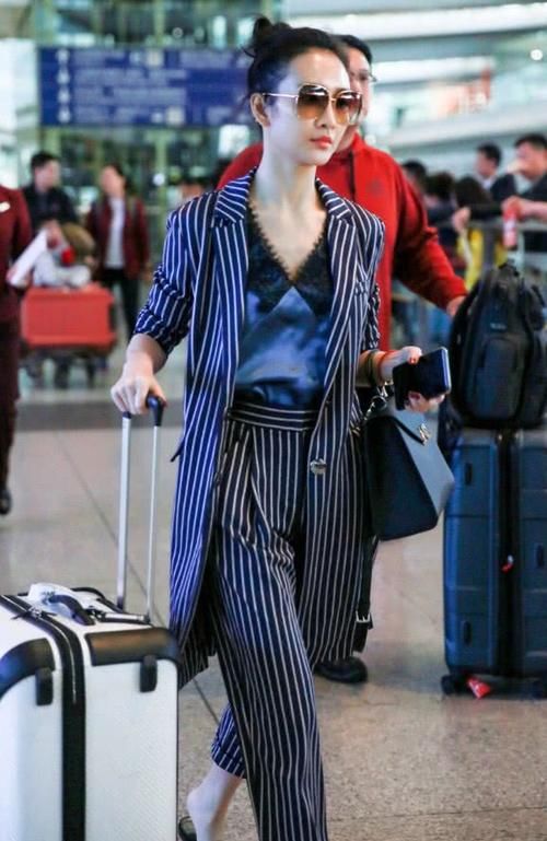 王鸥穿条纹西装帅气十足,里面搭一件蕾丝睡衣