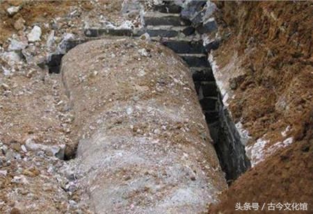 一场大雨冲开古墓，考古看到一样东西，民众痛哭：拜错关羽2000年