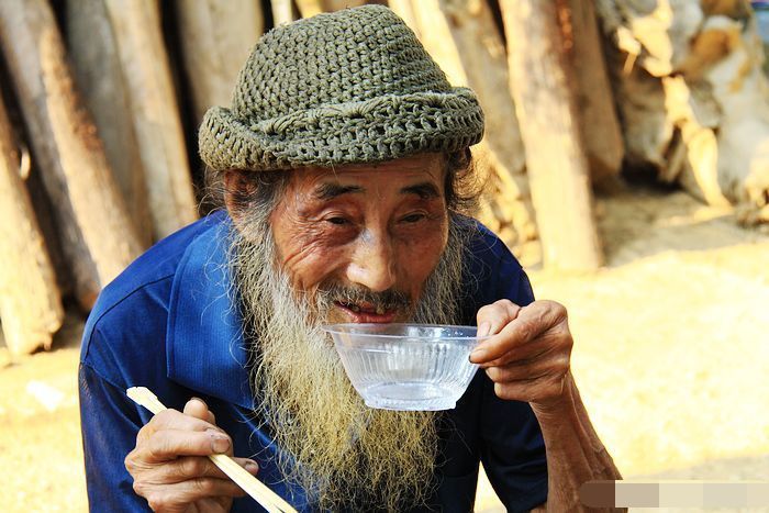 百岁老夫妻,一餐二两白酒配两碗米饭,最爱红烧