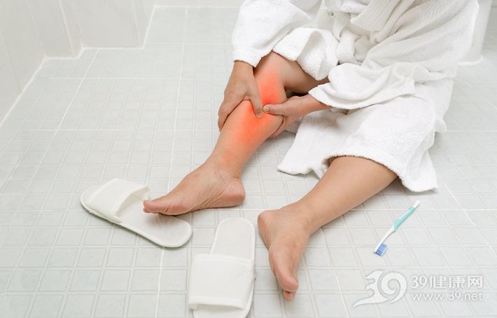 半夜腿抽筋怎么办?记住止痛3妙招，不求人!_【今日爆点】