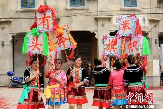 (新春见闻)广西民众街头举排灯扭腰鼓闹新春