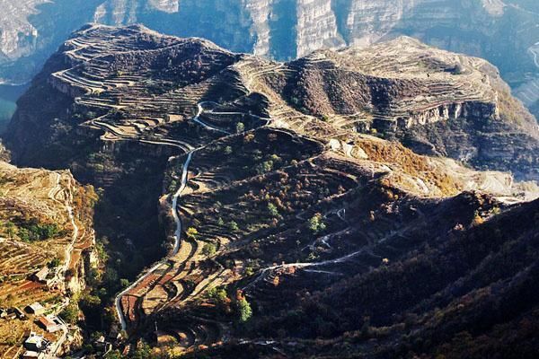 岳飞后裔逃难此深山，用石头打造了一座“世外桃源”!