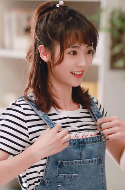 邢菲为何一直留学生头?当看到她烫大发型活泼俏皮的波浪编发图片