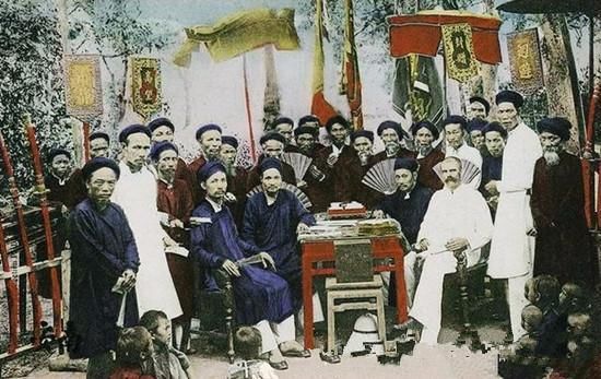 两邻国争相巴结中国,回国后一国称“小中华”,一国直接称中国