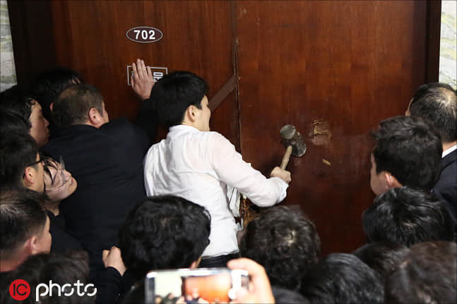 铁锤砸门 韩国国会300多名议员大打出手