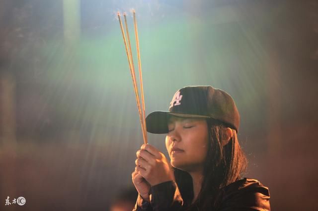 30岁剩女又黑又矮又丑,算命先生却说:明年你必