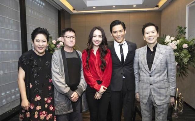 力破情变传言!向佐郭碧婷订婚后同游日本,身穿