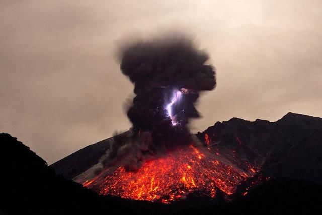 日本出现大麻烦，樱岛火山出现四千米烟柱，国民陷入恐慌