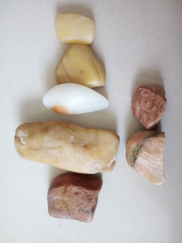 触摸来自新疆的蓝宝石和金丝玉