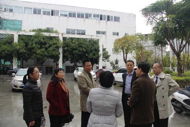 云浮:文广新局领导班子看望慰问三馆干部职工