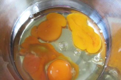 鸡蛋黄上的黑膜可能致病,这样煮鸡蛋更健康,
