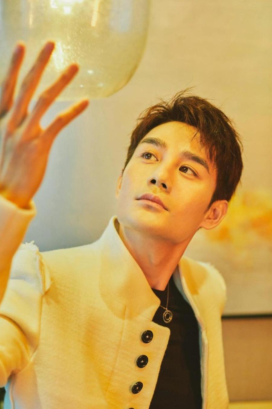 王凯白色短外套搭配小脚牛仔裤, 粉丝日常开赞