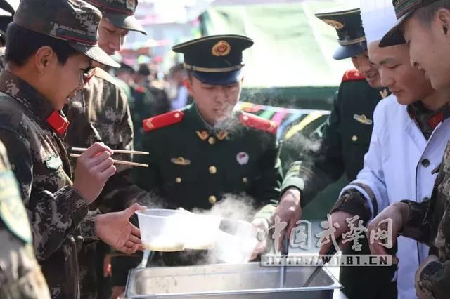 军营“美食一条街”,官兵吃啥都免费 “摊位”口味多好吃