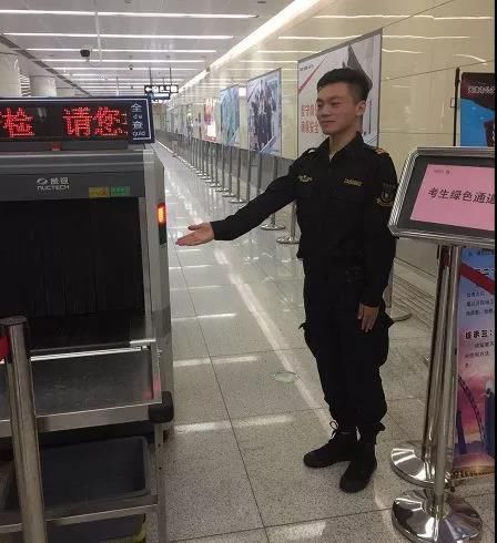 天津地铁助力双考 安检为考生开绿色通道