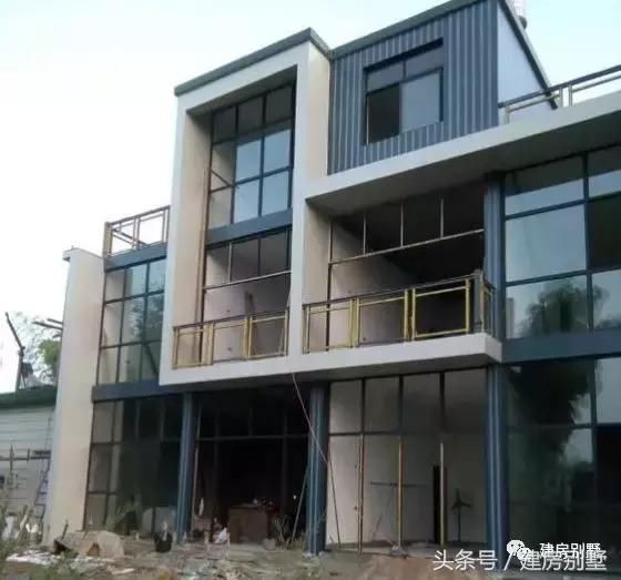 60万自建三层豪宅，装玻璃就花去8万，网友们：就怕贼惦记