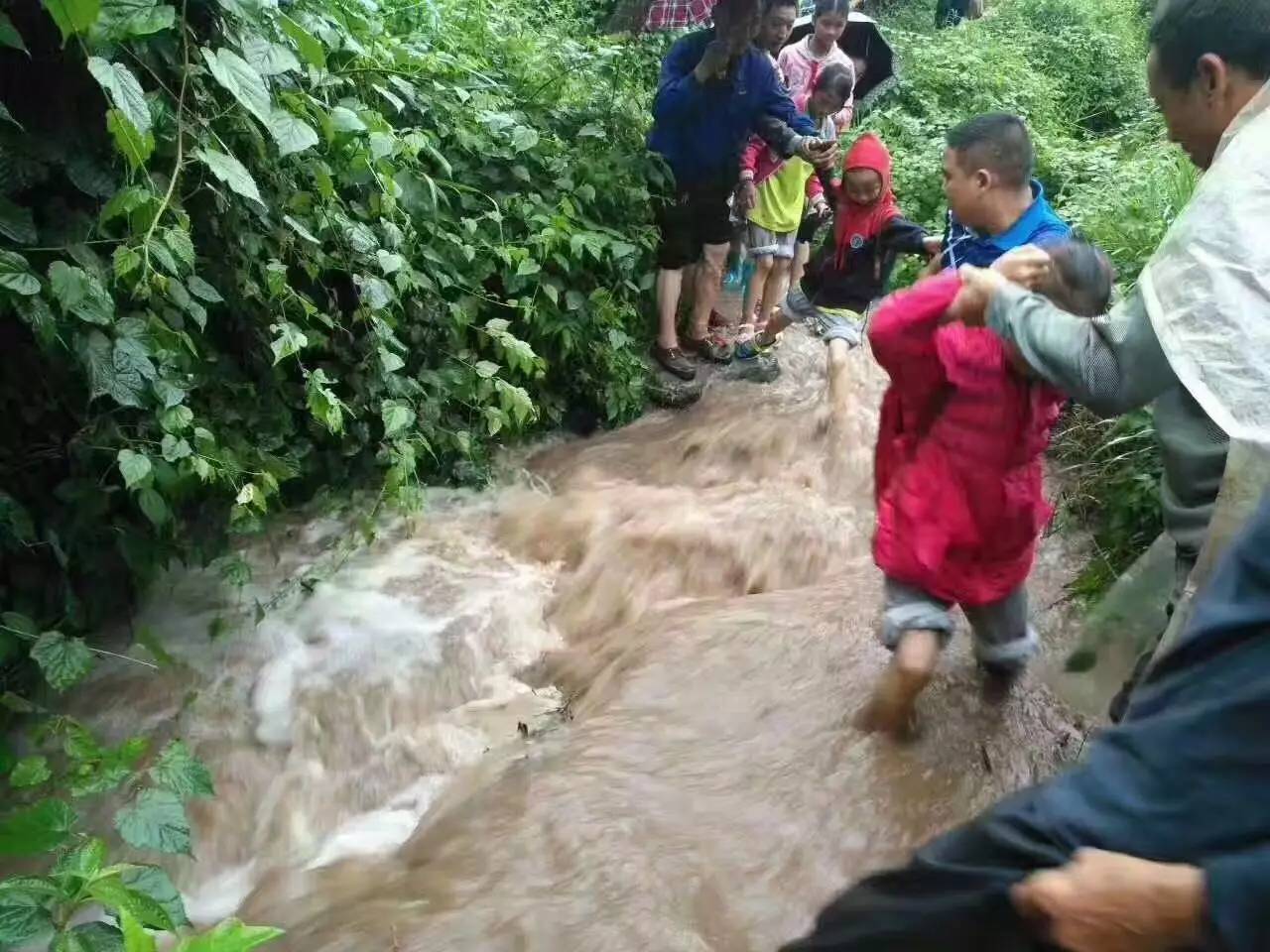 仁怀暴雨如注 大山里老师接孩子上学_【快资讯