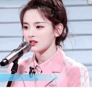 杨超越家庭背景曝光:从小就辍学,男同学追捧,家