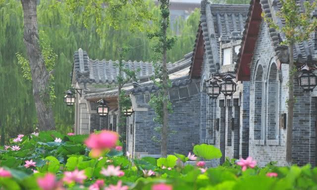 女子在儿童乐园