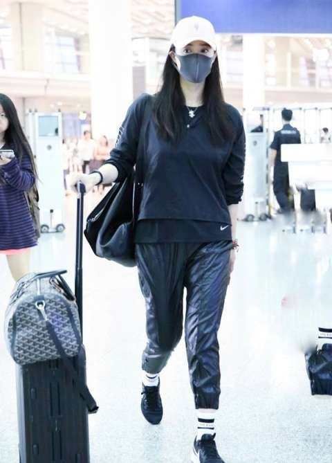 蒋欣穿黑皮裤现身机场,造型时髦酷炫十足