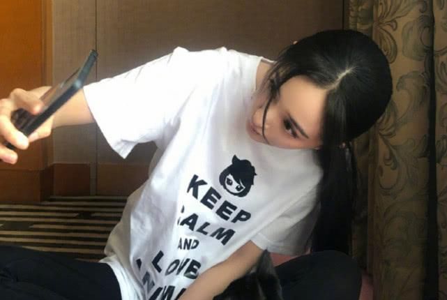 郭碧婷向佐拍大片,戴宽檐帽少女感满满 巴黎人御匾会