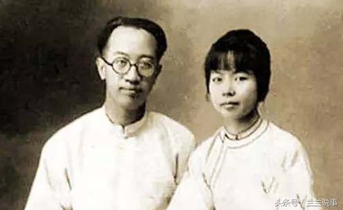 他不满包办婚姻，婚后赴美留学三年，回来却爱上了曾经嫌弃的妻子