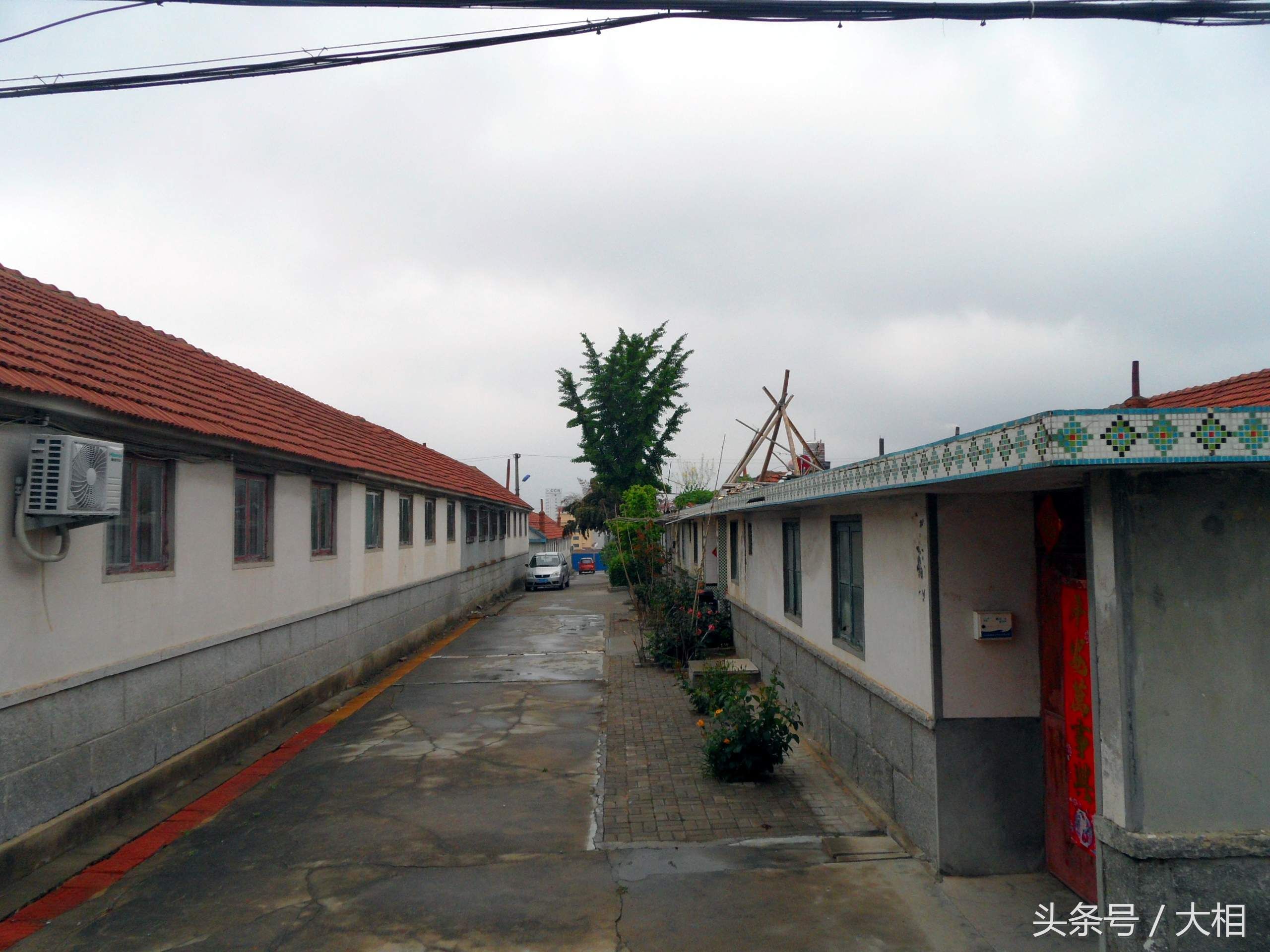 雨中走进乳山官地村，房屋正在拆迁，街道依然整洁