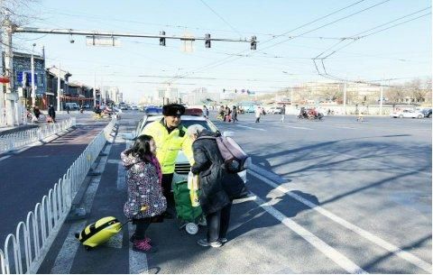 年三十被困高速 这一老一小坐着警车回家团圆