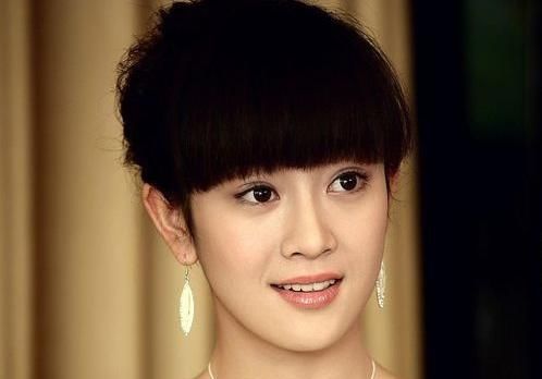 甜美女神张檬与粉丝合影认不出,眼睛一大一小,颜值崩塌 百万发网站