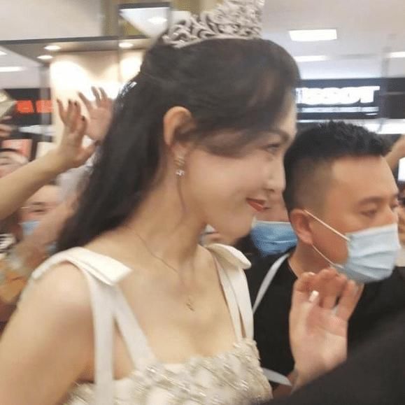 36岁唐嫣现身活动，失去了十级美颜，这生图确定不是唐不修？
