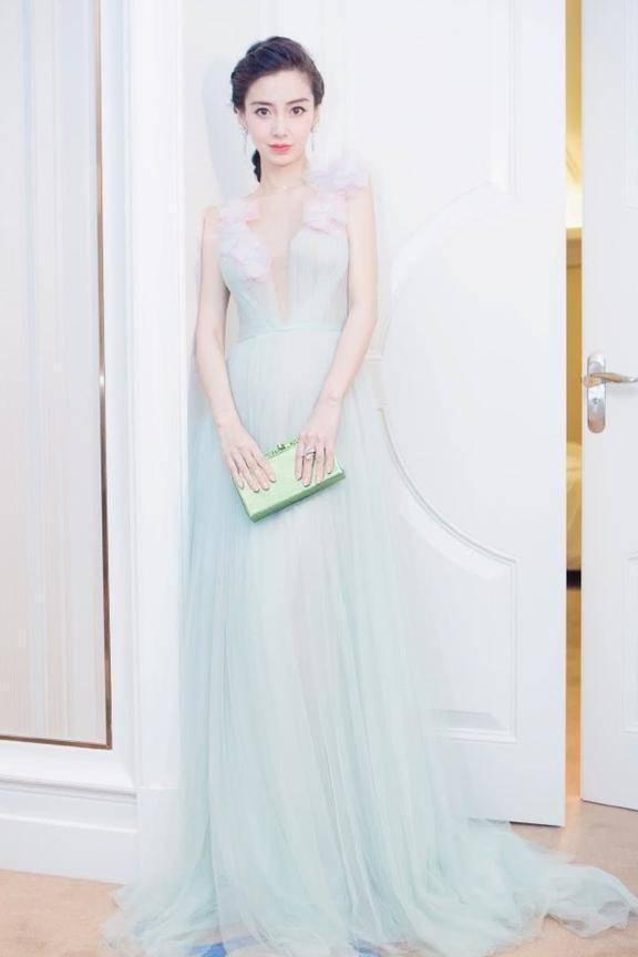 杨颖穿深V领吊带裙现身,肩带透明到看不见,网
