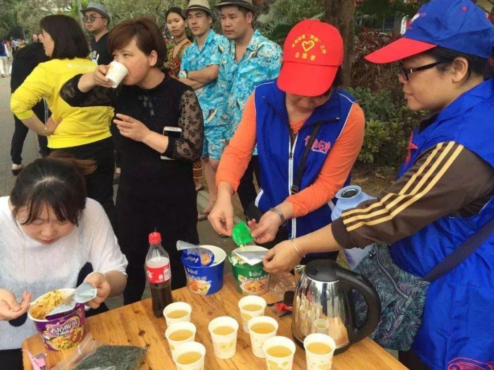 海南万车大滞留，海口到深圳机票近两万，还要中转哈尔滨!