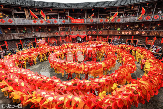 福建漳州土楼人家舞巨龙迎新年